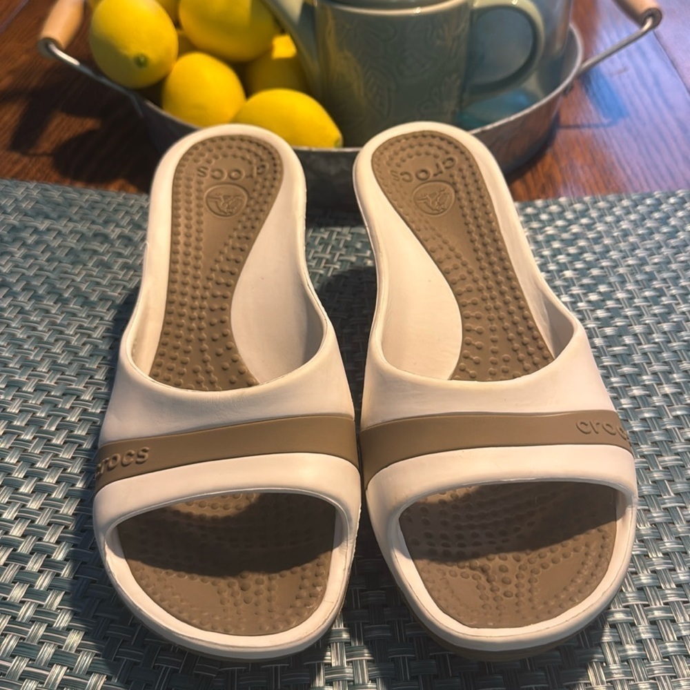 Crocs Women SASSARI 2 Tone Khaki White Open Toe Wedge Heel Slide Sandal Size 9